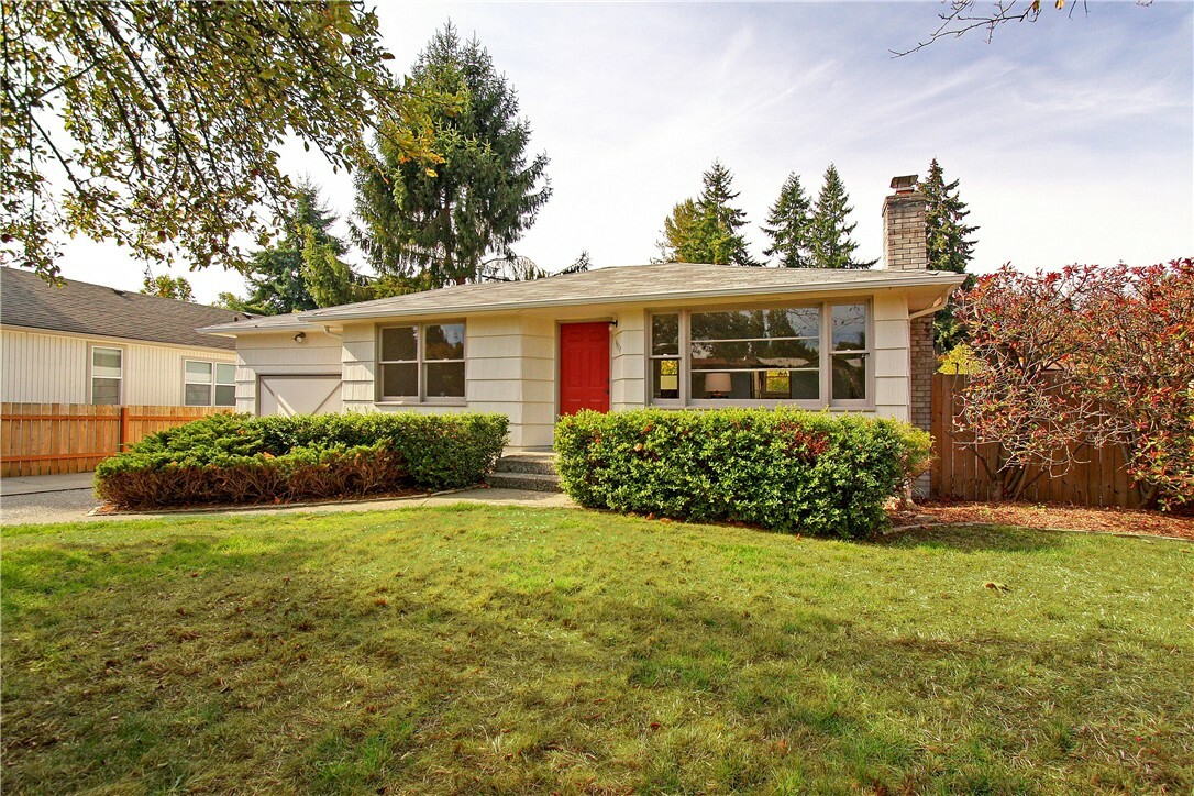 Property Photo:  15517 Meridian Ave N  WA 98133 