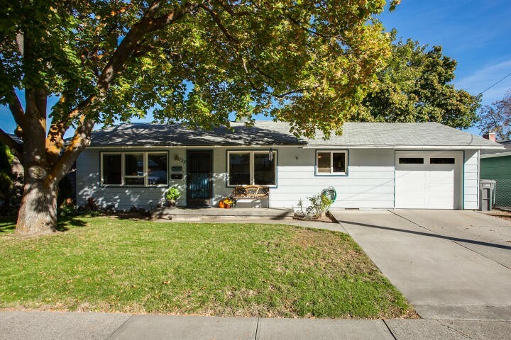 Property Photo: 729 Gellatly St WA 98801