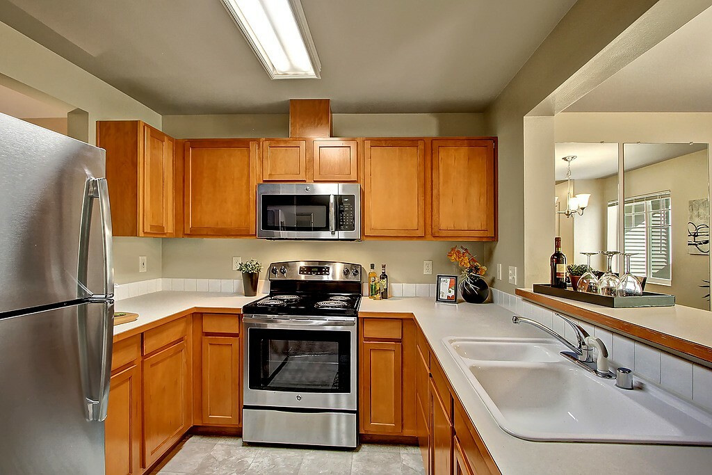 Property Photo: 18501 SE Newport Wy J241 WA 98027