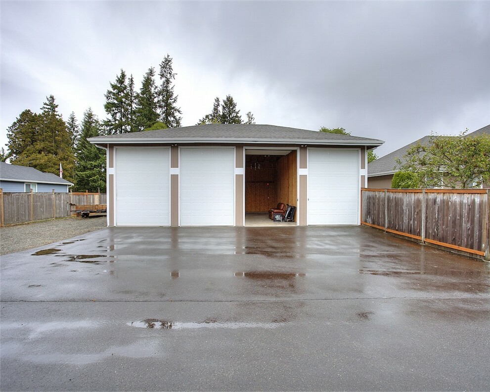 Property Photo:  704 Stevens St Garage Unit 4  WA 98388 