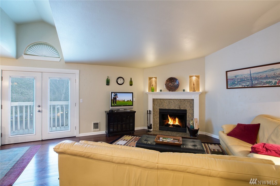 Property Photo: 14715 SE 24th St 202 WA 98007