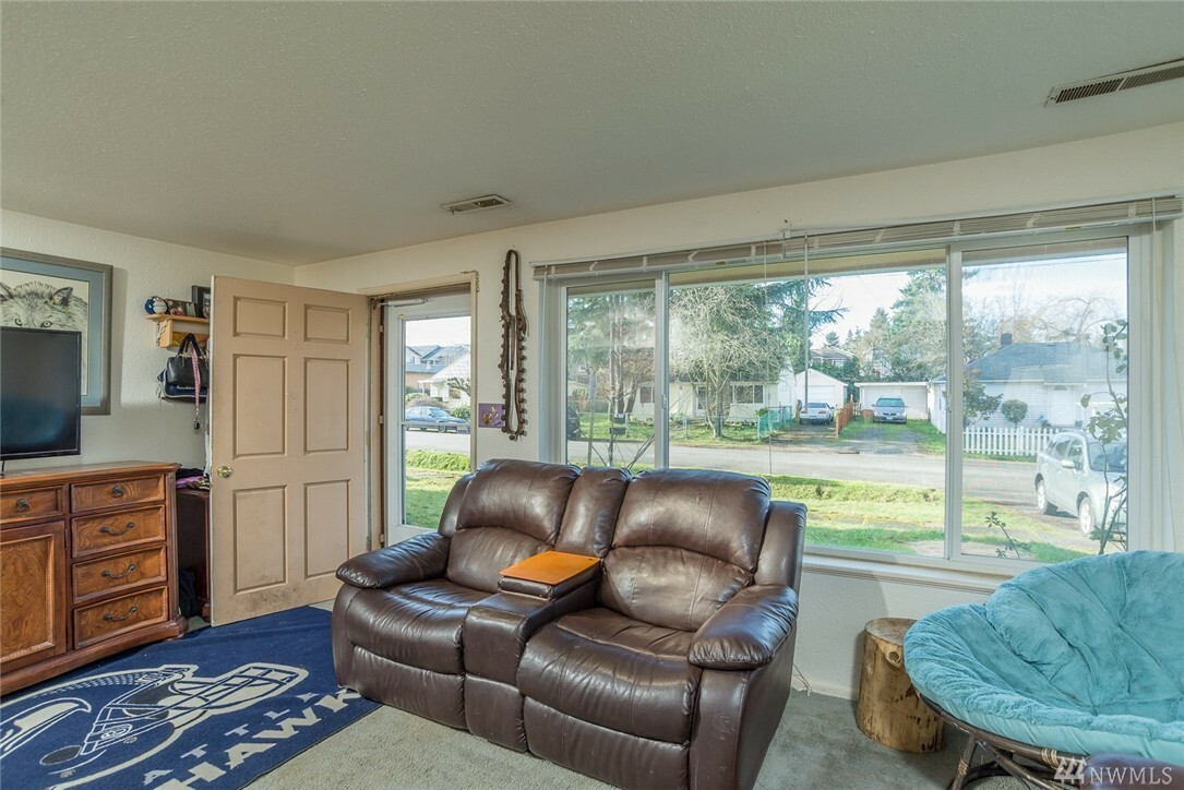 Property Photo: 10642 1st Ave SW WA 98146