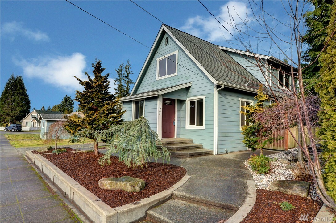 Property Photo: 1905 Hillcrest Ave WA 98022