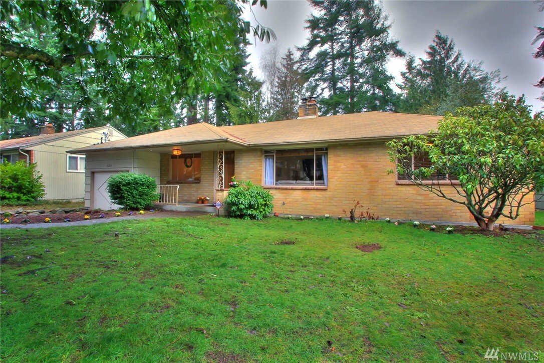 Property Photo:  18810 Densmore Ave N  WA 98133 