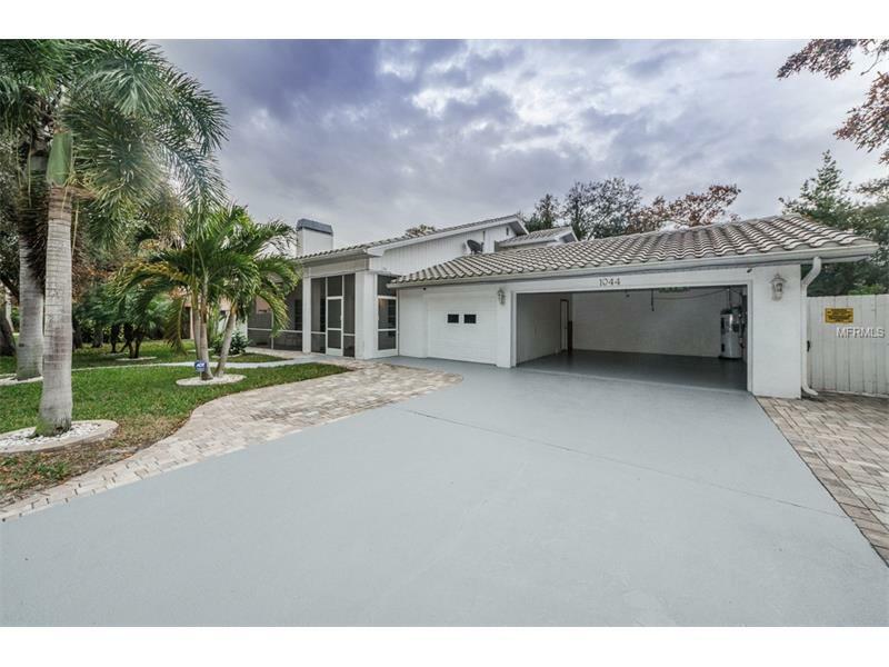 Property Photo: 1044 Rosetree Lane FL 34689
