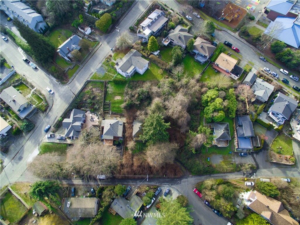Property Photo: 4031 Burton Place W WA 98199