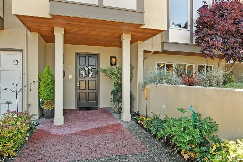 Property Photo: 305 10th Ave S WA 98020