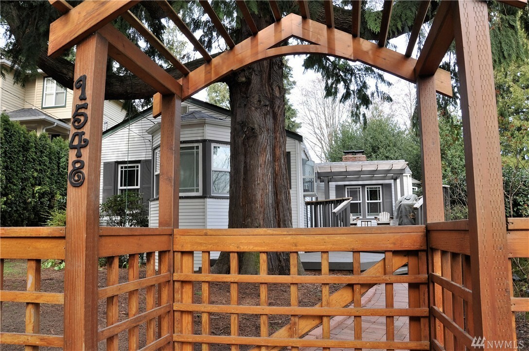 Property Photo:  1548 NE 95th St  WA 98115 