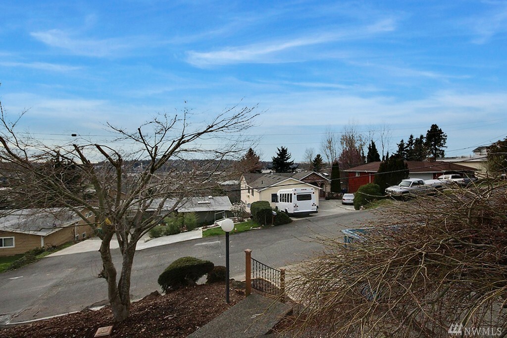 Property Photo:  658 Blaine Ave NE  WA 98056 