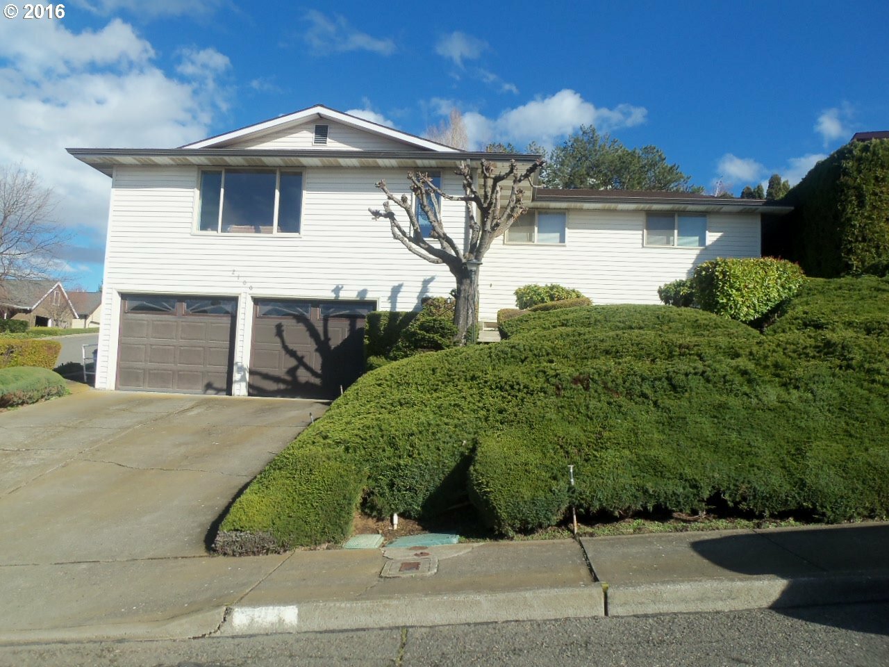 Property Photo:  2100 View Ct  OR 97058 