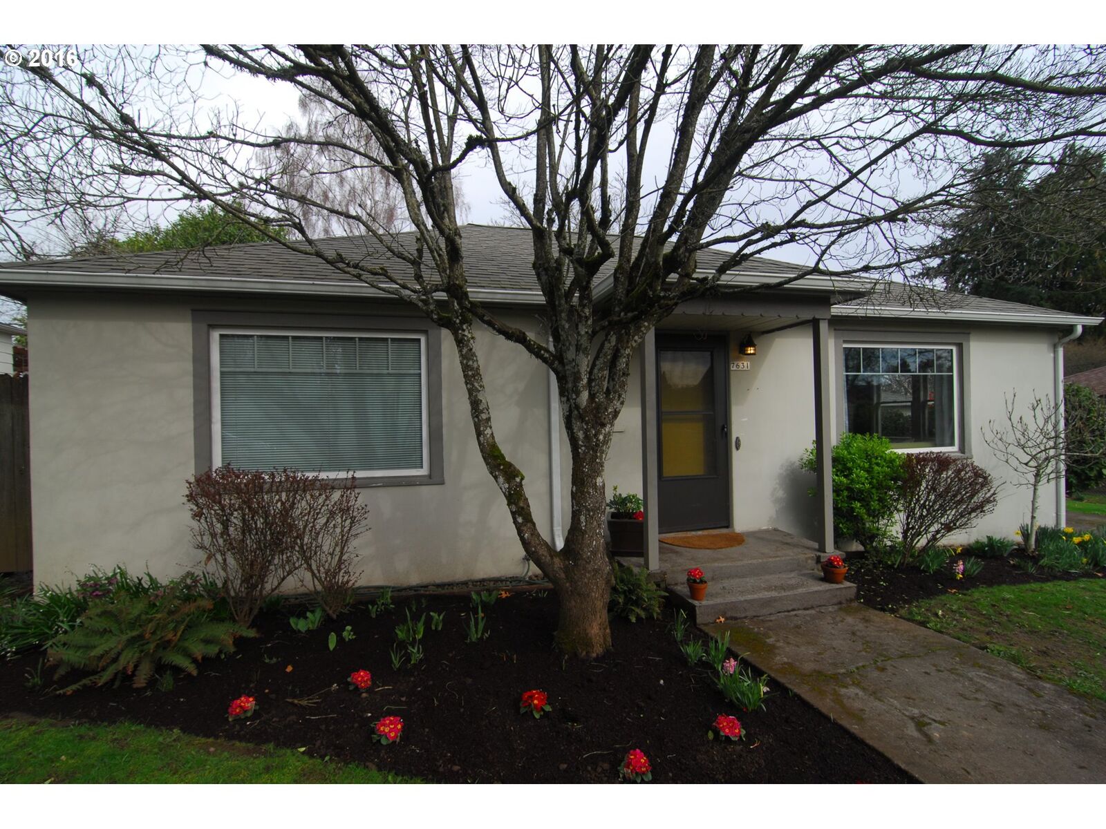 Property Photo:  7631 SE Alder St  OR 97215 