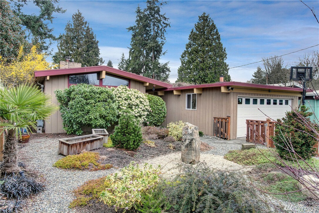 Property Photo:  1914 N 120th St  WA 98133 