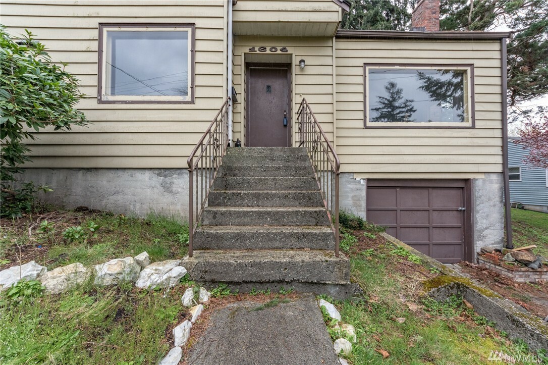 Property Photo: 1604 Lakeway Dr WA 98229