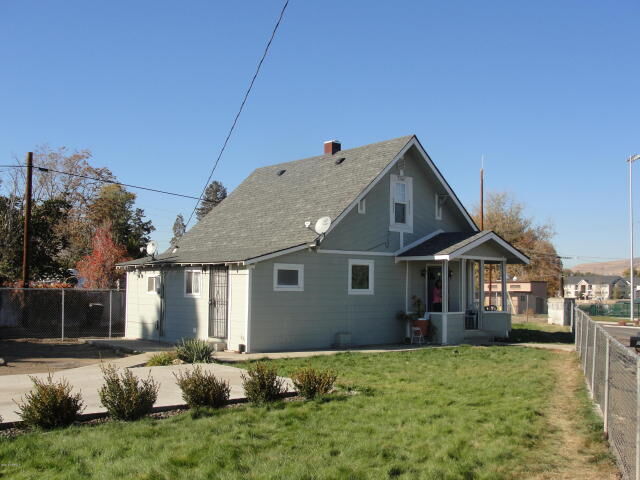 Property Photo: 504 S 13 St WA 98901
