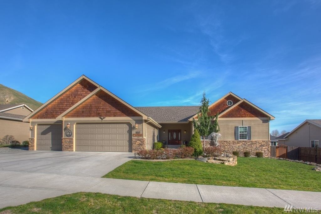 Property Photo:  320 Canyon Creek Dr  WA 98801 