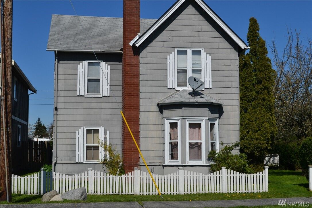 Property Photo:  2418 R Avenue  WA 98221 