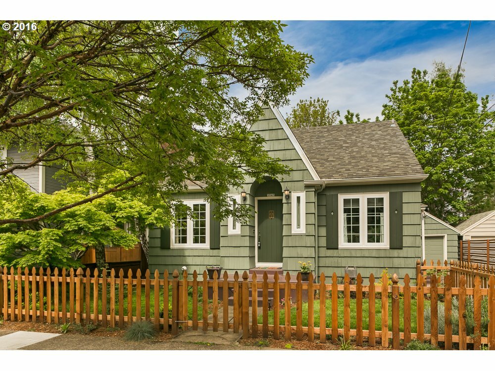 Property Photo: 3945 SE Clinton St OR 97202