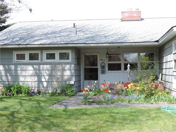 Property Photo:  905 E Spokane Ave  WA 98926 