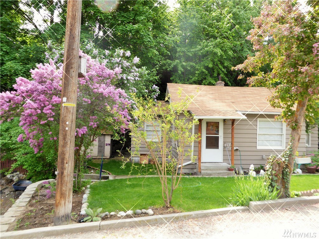 Property Photo:  1820 S Wenatchee Ave Ave  WA 98801 