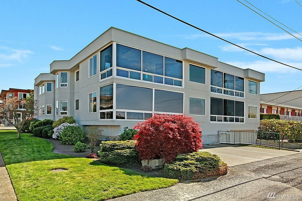 Property Photo:  135 2nd Ave N 101  WA 98020 