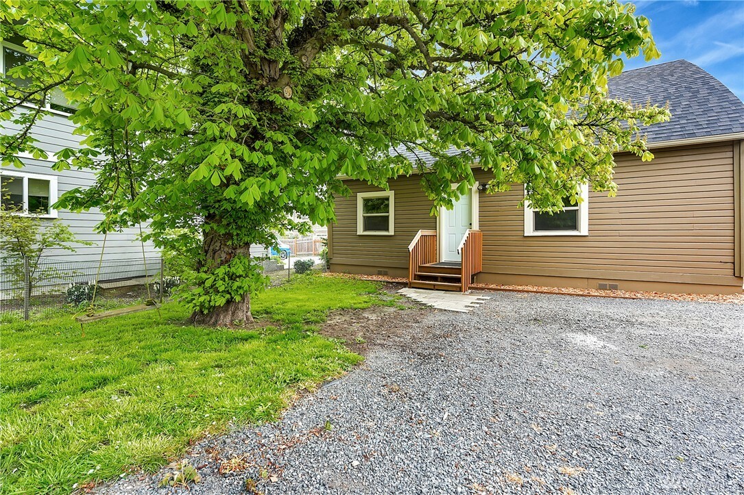 Property Photo:  1513 Lincoln St  WA 98229 