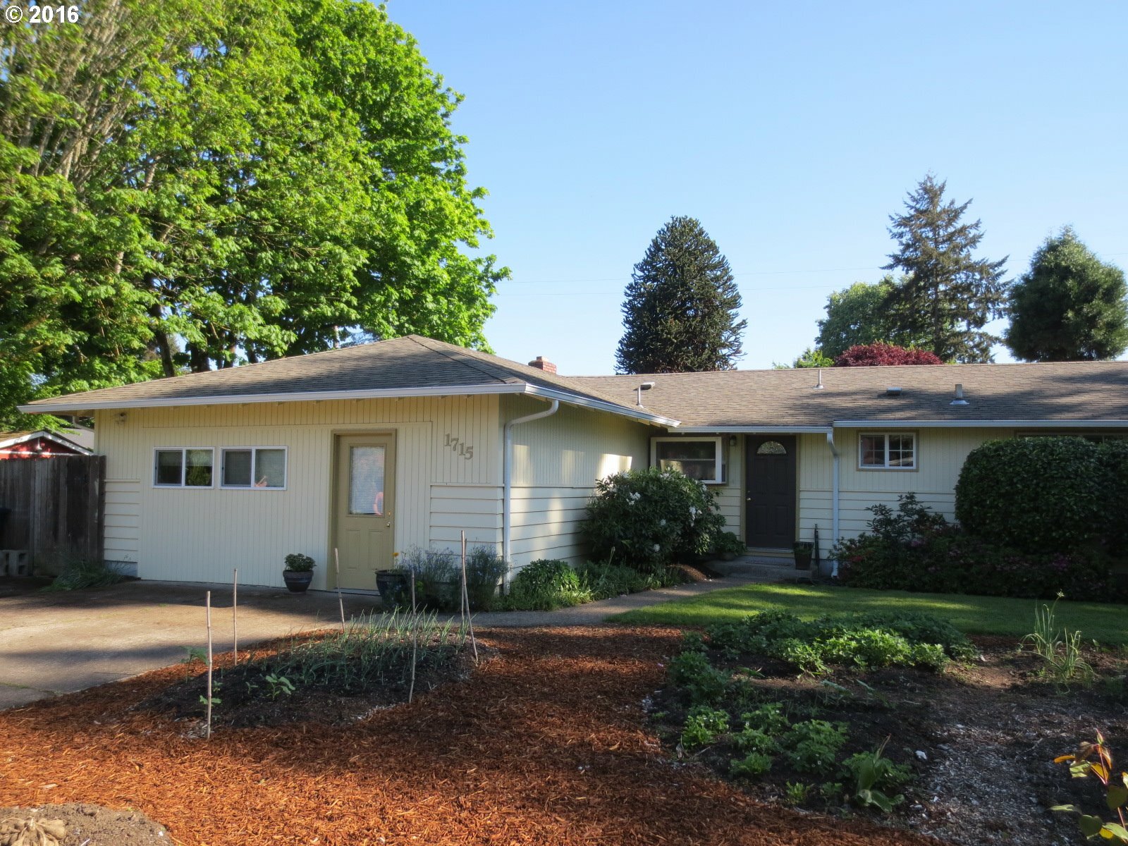 Property Photo: 1715 Cottonwood Ave OR 97477