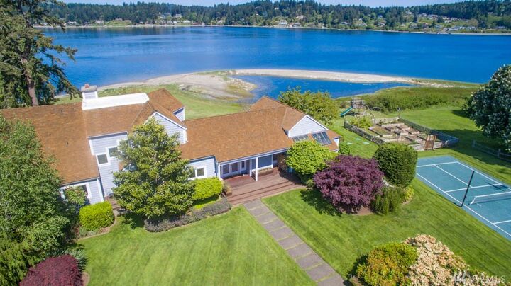 Property Photo:  733 Chinook Dr  WA 98333