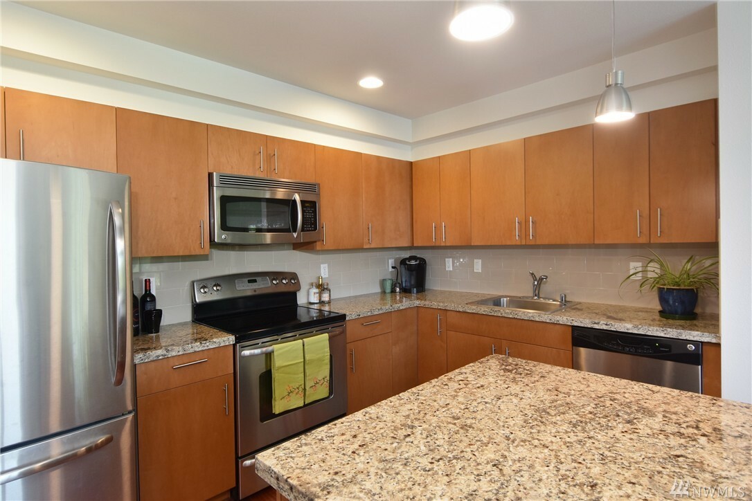 Property Photo:  4547 8th Ave NE 404  WA 98105 