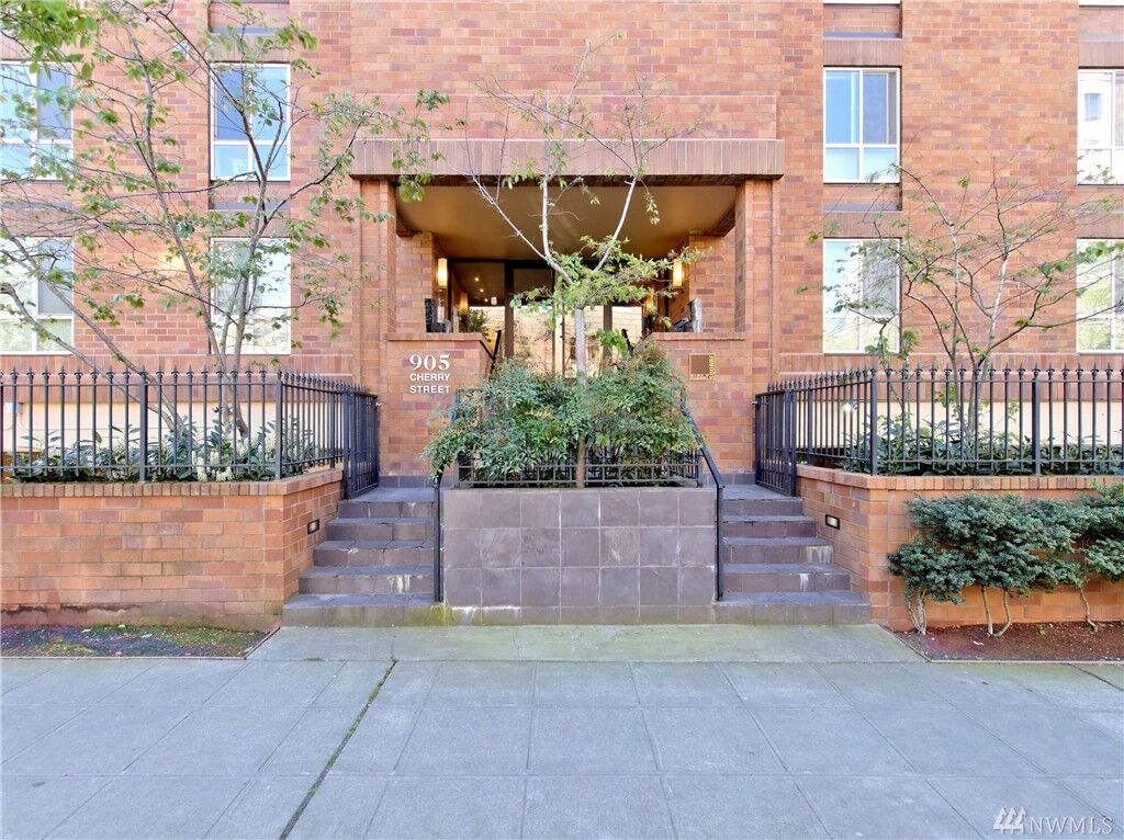 Property Photo:  905 Cherry Street 606  WA 98104 