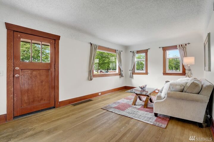 Property Photo:  422 Burnett Ave N  WA 98057 