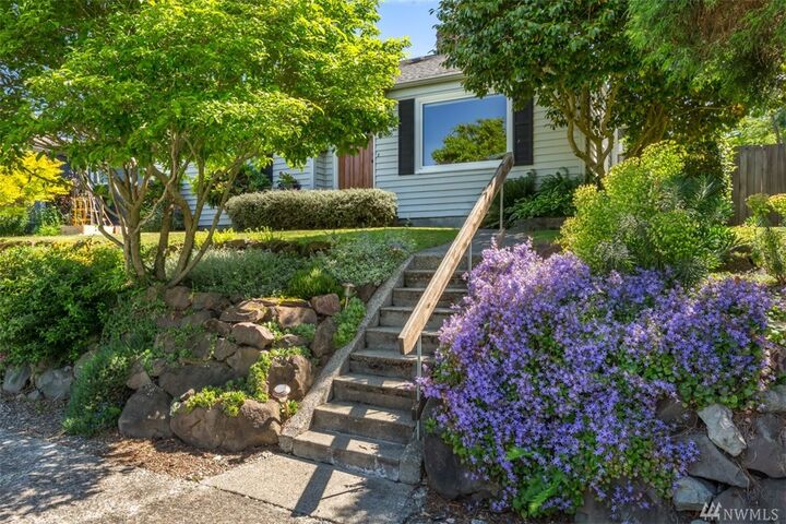 Property Photo: 5836 NE 57th Ave WA 98105