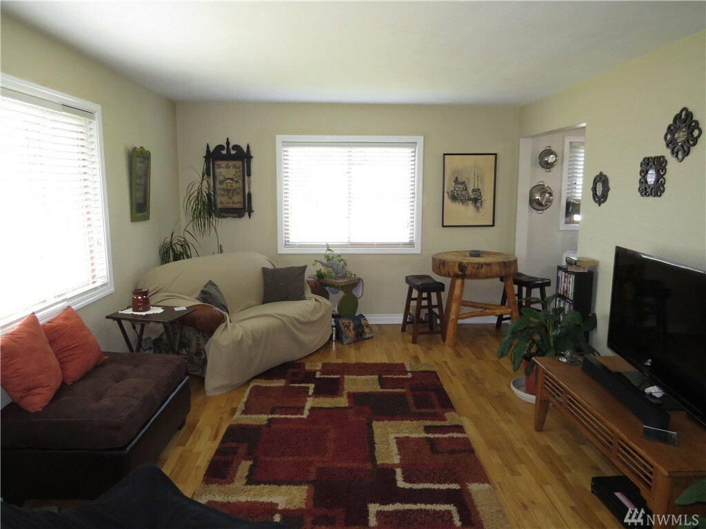 Property Photo:  220 Arcadia Ave  WA 98584 