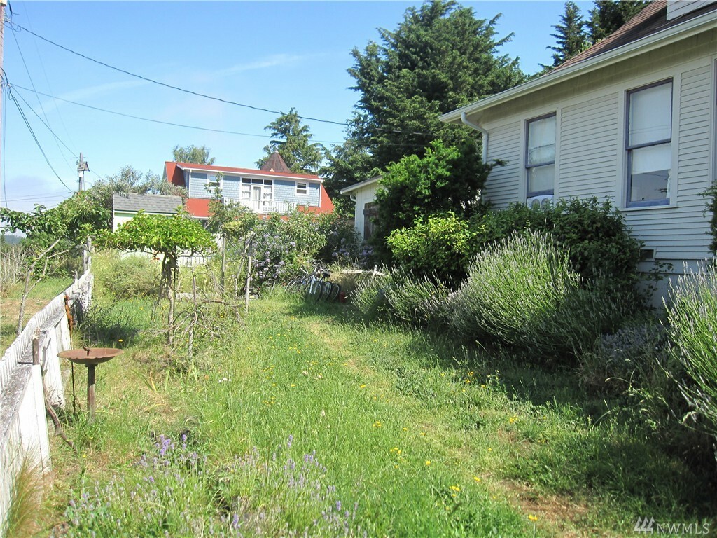 Property Photo:  1002 Cass St  WA 98368 