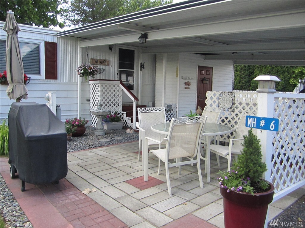 Property Photo: 7472 Road F SE 6 WA 99344