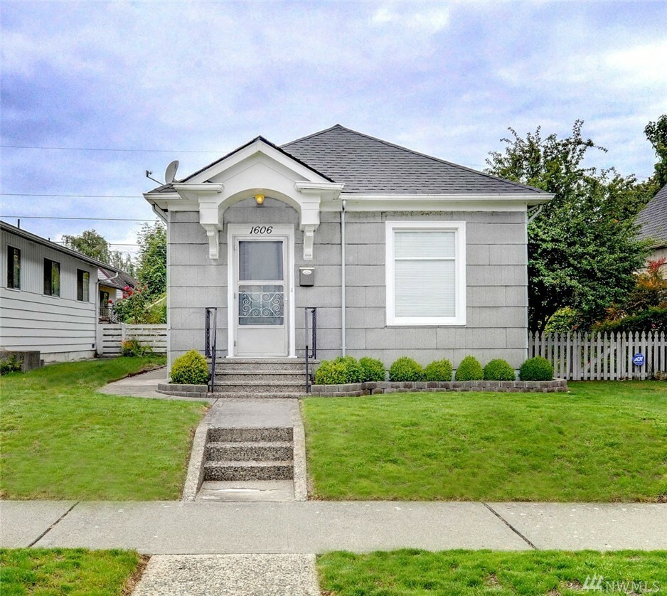 Property Photo:  1606 Hoyt Ave  WA 98201 