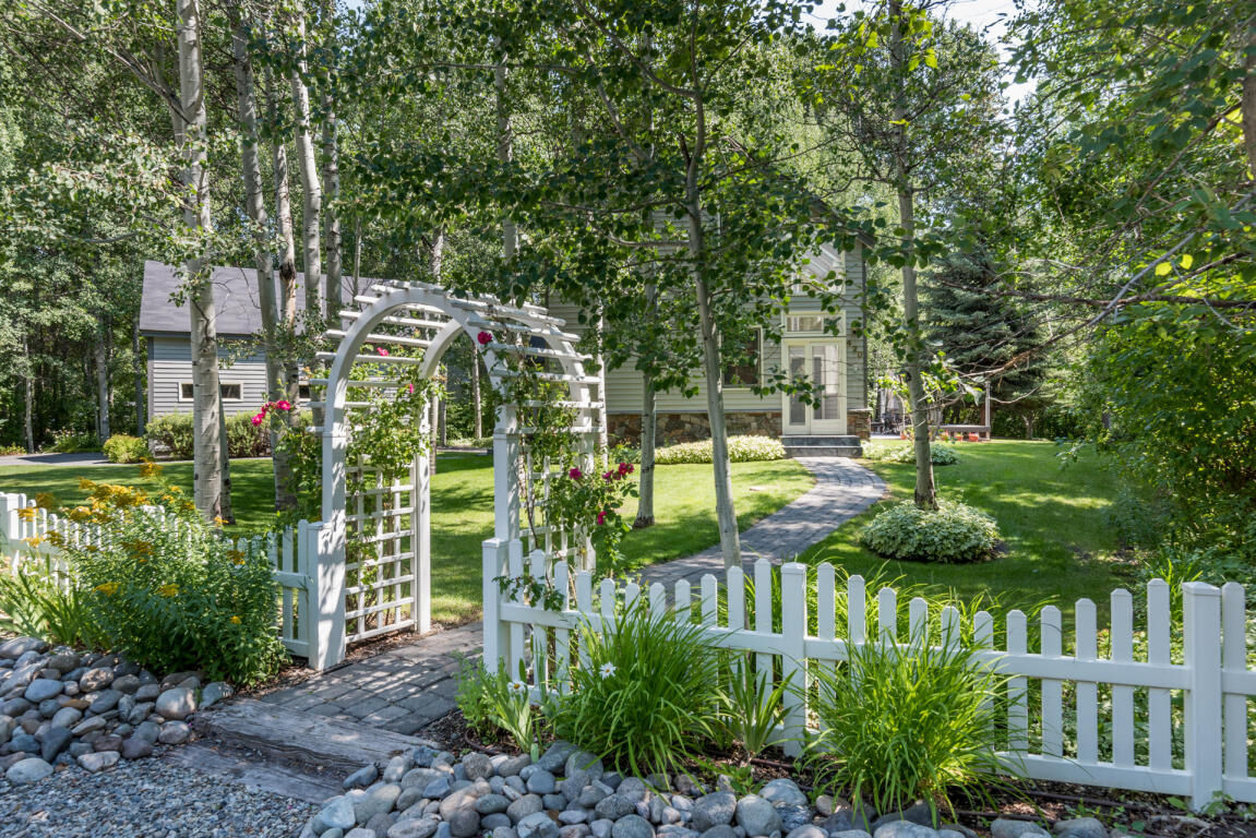 Property Photo:  420 Robin Hood Dr  ID 83333 