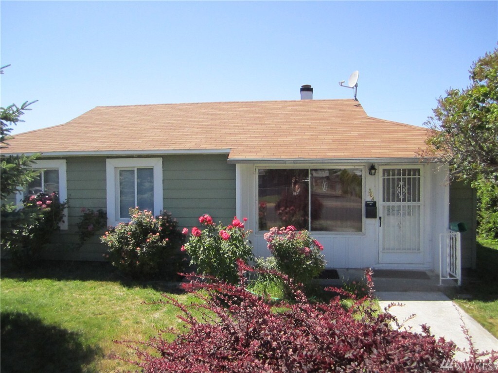 Property Photo: 864 S Grand Dr WA 98837
