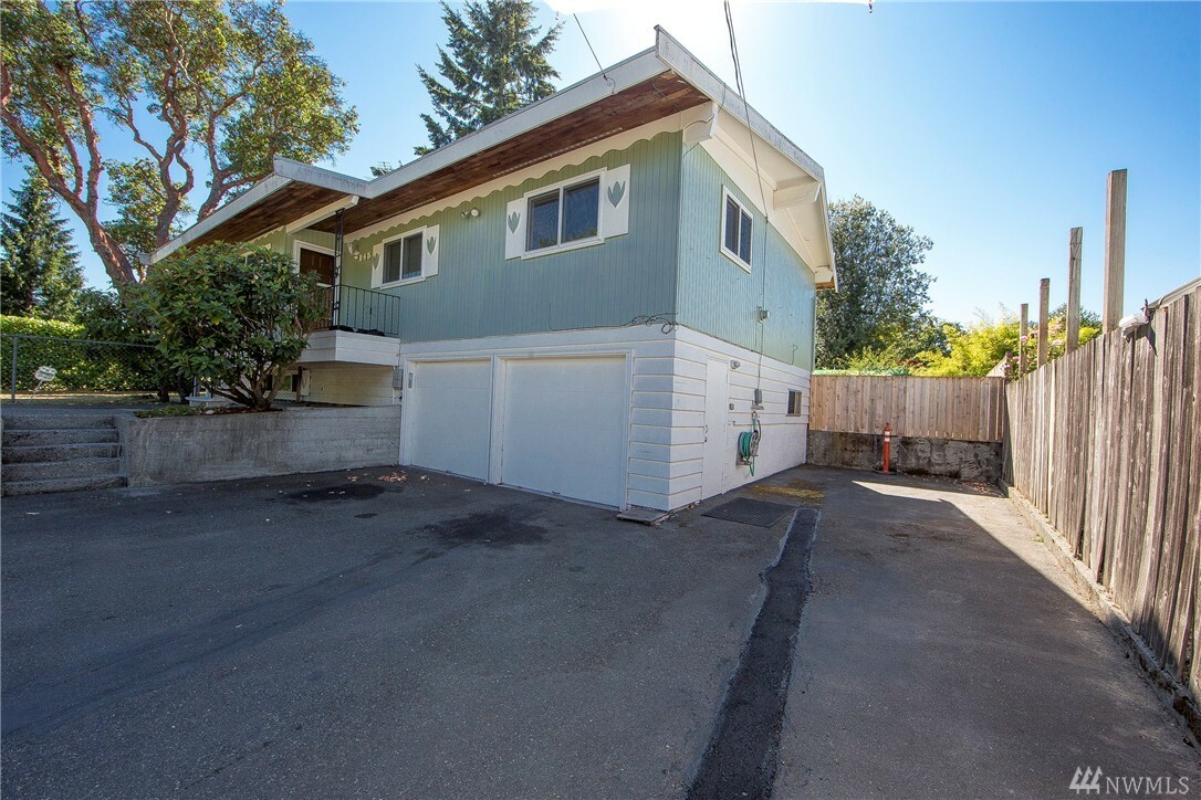 Property Photo: 845 S 112th St WA 98168
