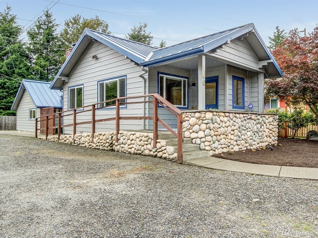 Property Photo:  100 E 4th St  WA 98045 