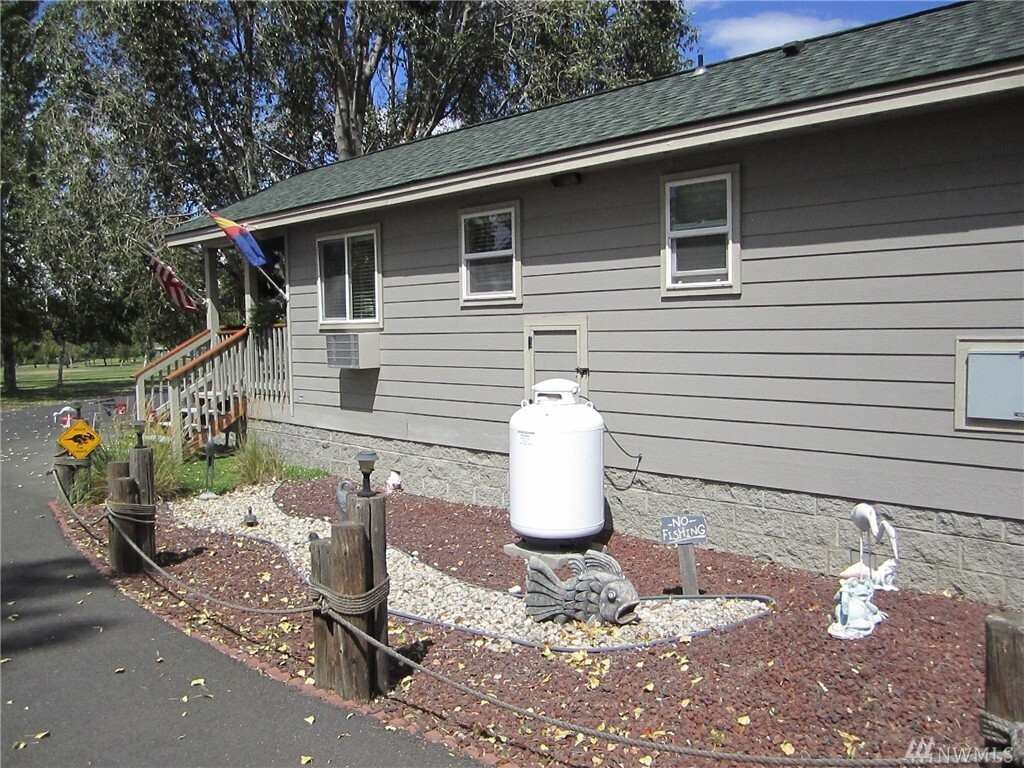 Property Photo: 7037 SE Hwy 262 50 WA 99344