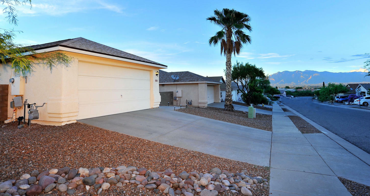 Property Photo:  1323 N Thunder Ridge Drive  AZ 85745 