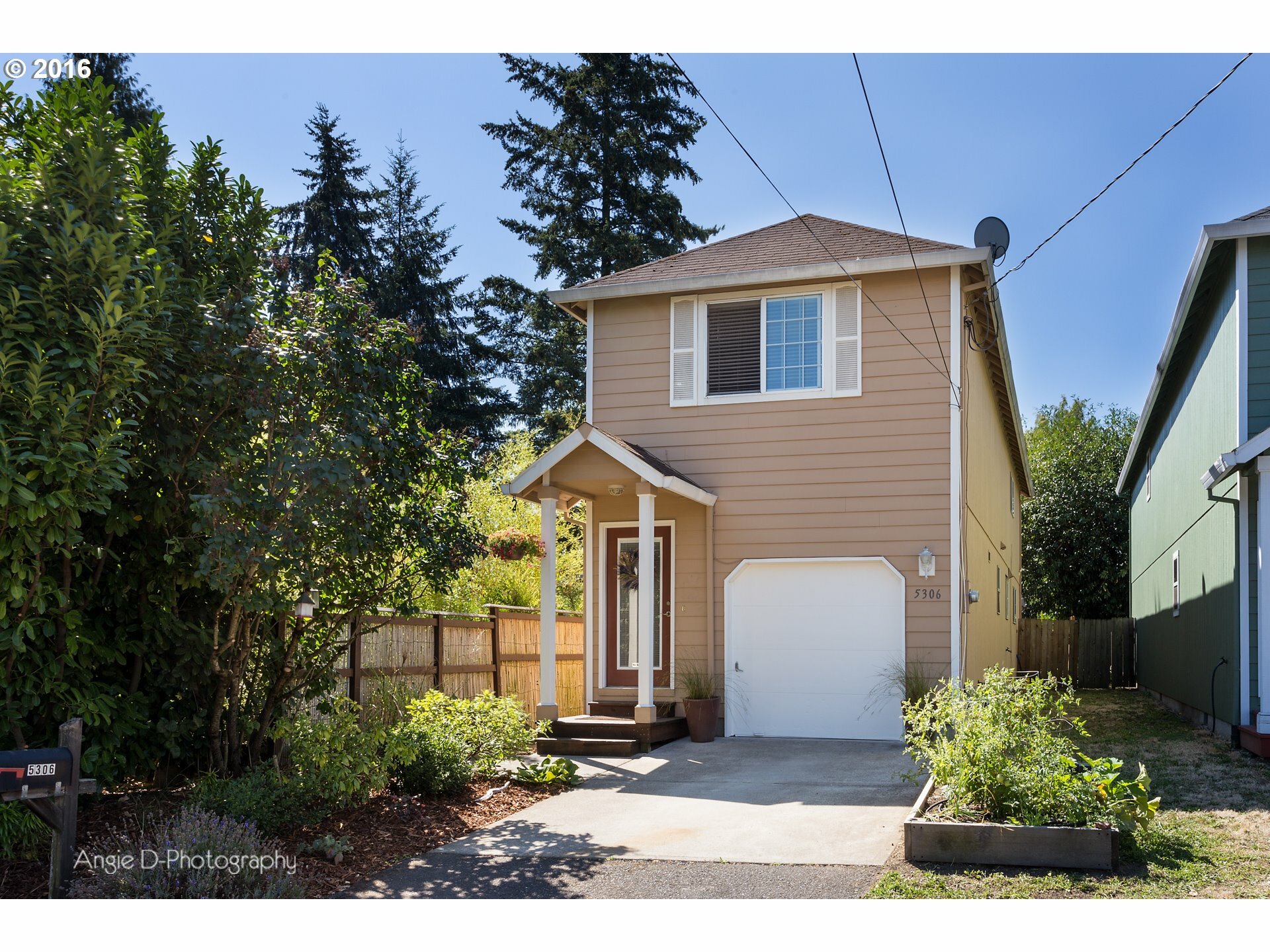 Property Photo: 5306 SE Knapp St OR 97206