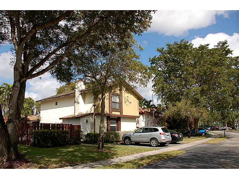 Property Photo:  1520 E Sandpiper Cr  FL 33026 