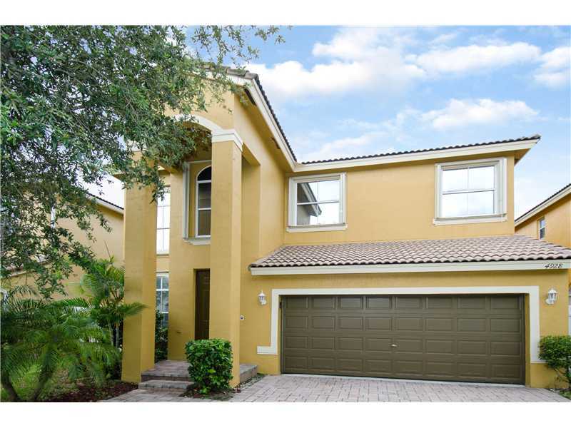 Property Photo:  4928 SW 38th Wy  FL 33312 