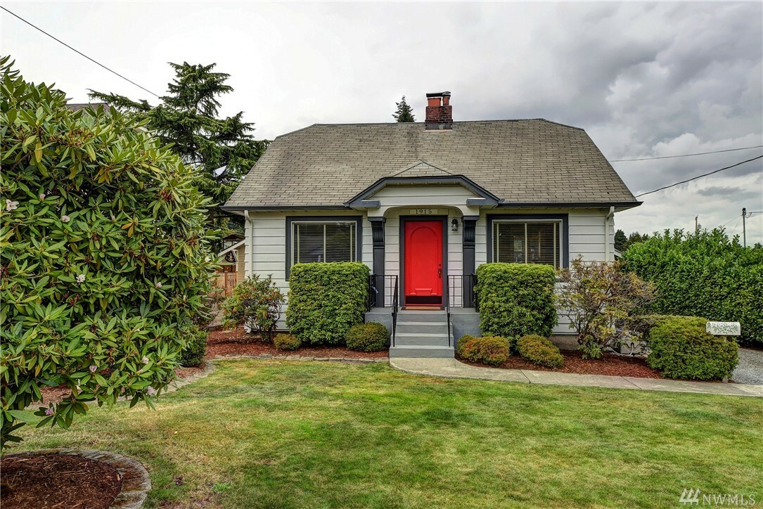 Property Photo:  1915 Pinehurst Ave  WA 98203 