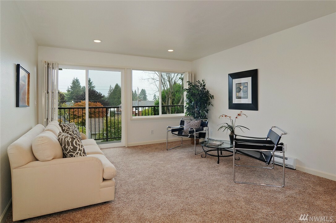 Property Photo:  11556 Greenwood Ave N 304  WA 98133 