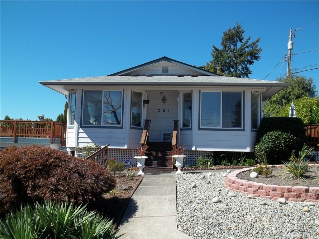 Property Photo:  201 Thomas Ave SW  WA 98057 