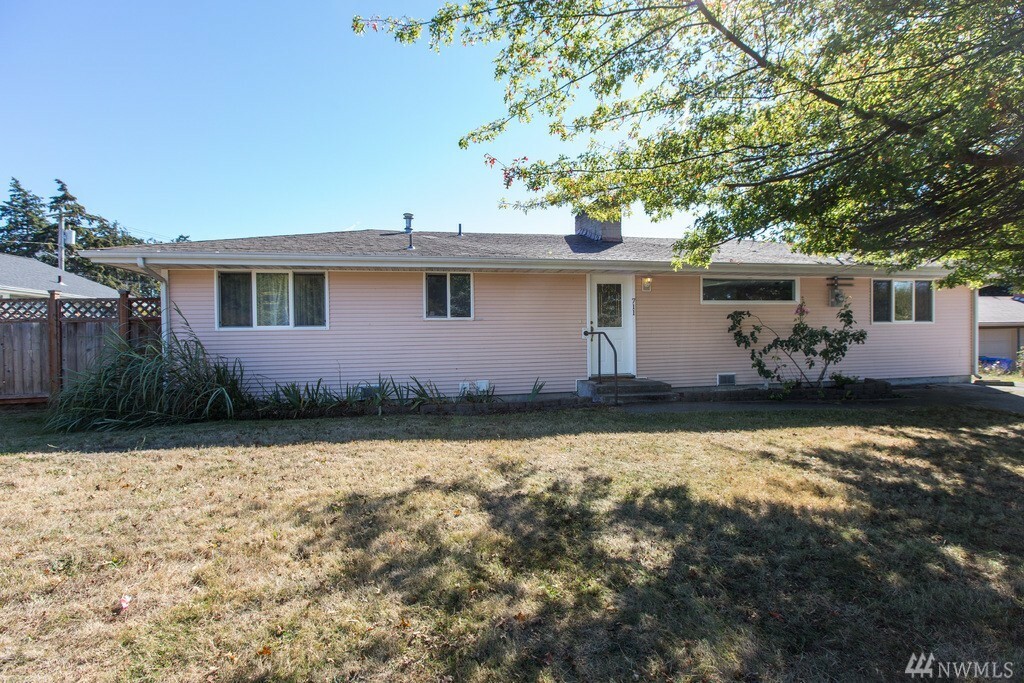 Property Photo:  711 NE 7th Ave  WA 98277 