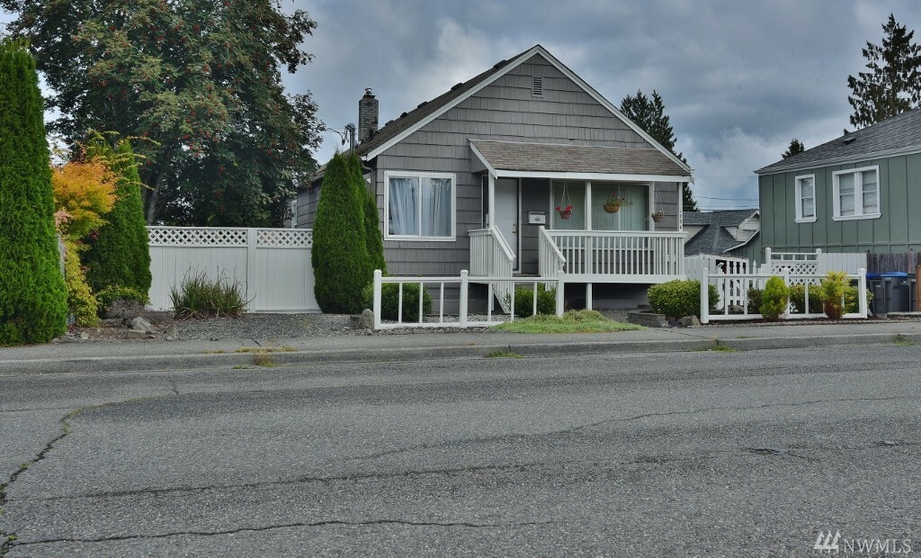 Property Photo:  1736 1736 1/2 4th St  WA 98337 