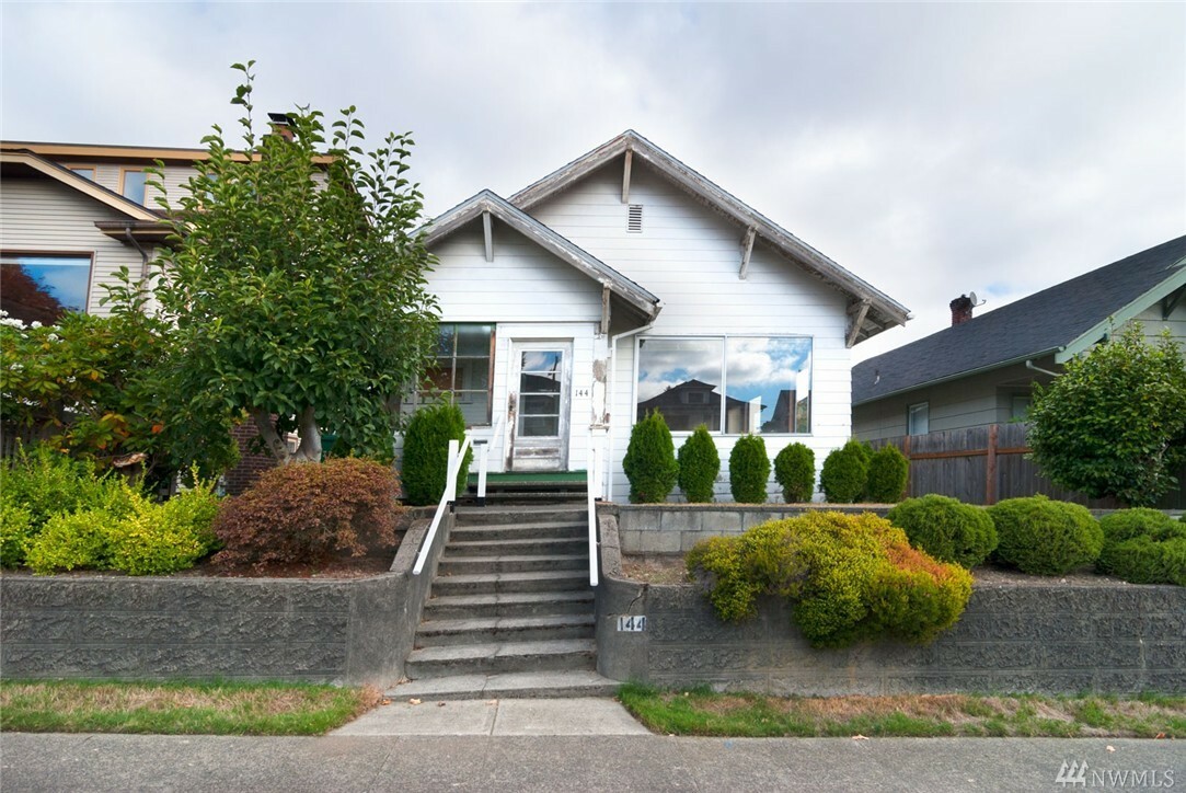 Property Photo:  144 NE 64th St  WA 98115 